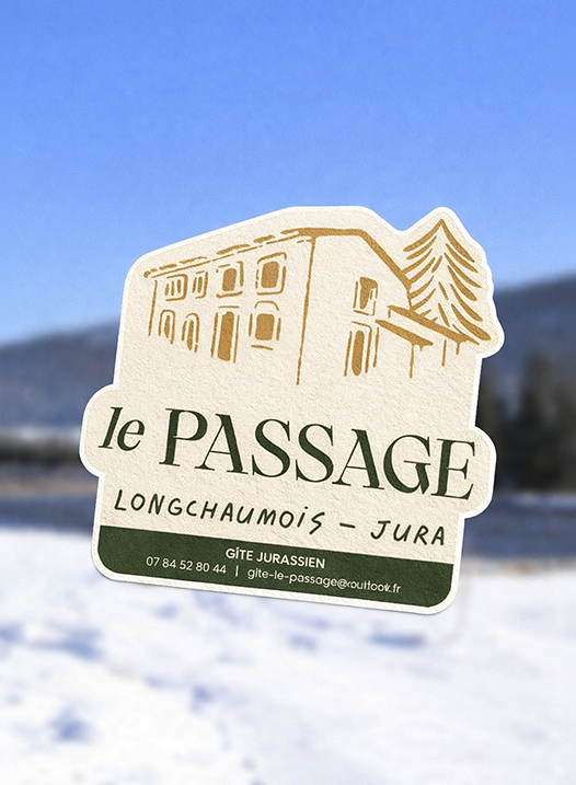 Stickers de la devanture du gîte Le Passage situé dans le haut Jura